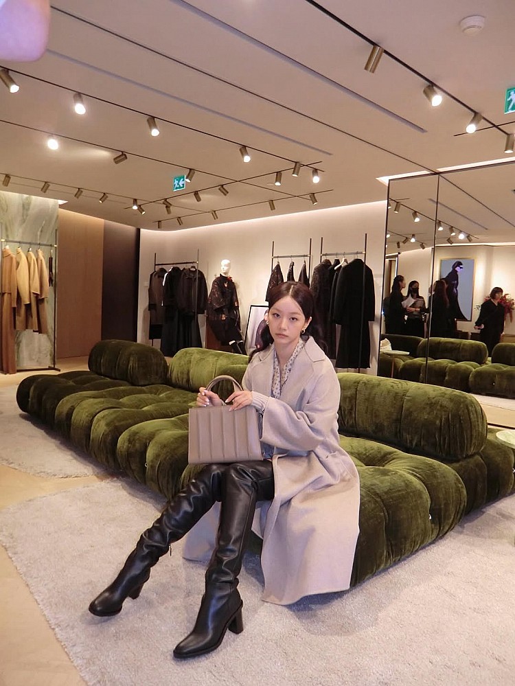 靴子的選擇會直接決定下半身比例，可以選擇修長靴筒、包覆踝線的短靴，讓小腿到腳踝之間的線條自然收束，避免出現延伸腿長被截斷的視覺。