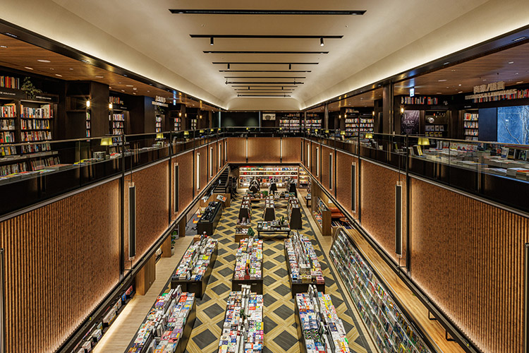 2025台南景點推薦7 台南誠品新店，搭配木質元素與開放式動線，讀者穿梭於書海與展演區之間。空間配置上，兒童館、繪本公寓結合階梯式閱讀區與親子互動空間，動線既開放又隱私，從建築語彙到空間細節，都打造了全新體驗的生活風格場所。