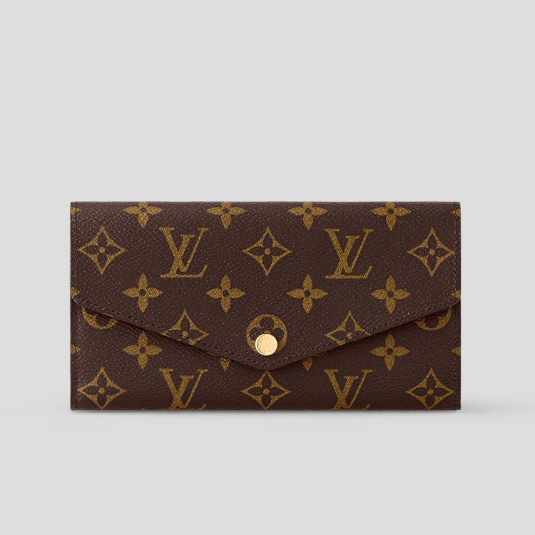 Louis Vuitton Sarah錢包是品牌歷久不衰的經典款式，以深棕色Monogram帆布搭配粒面皮革襯裡，信封式翻蓋設計內藏寬敞收納空間，包含雙大型隔層、中央拉鍊零錢袋與多個卡片夾層，能讓鈔票平整放置、分類清楚，實用性高！