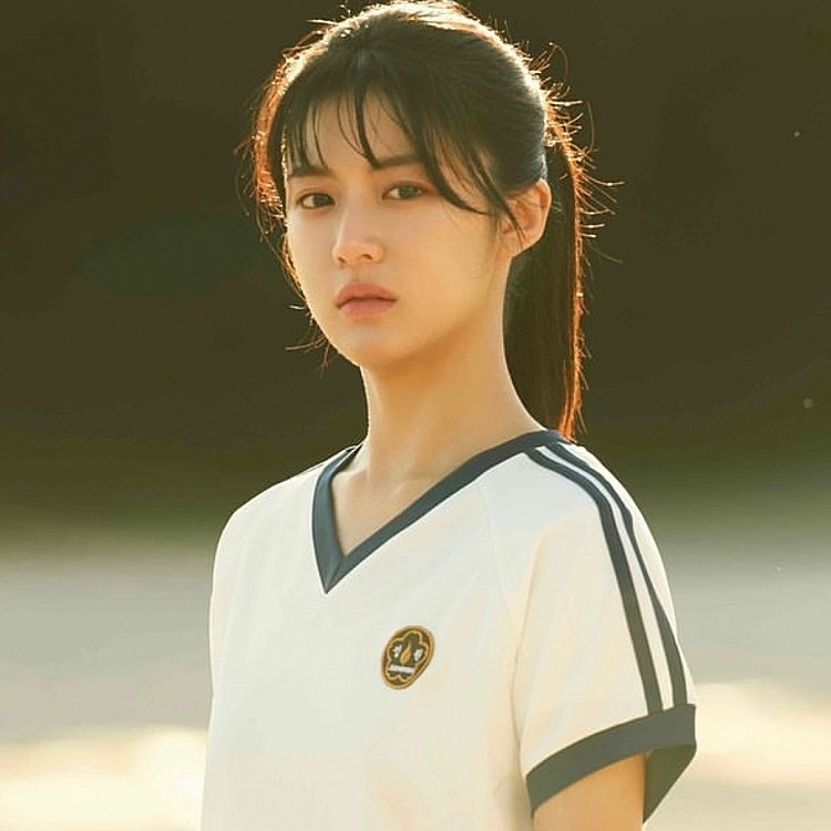 高允貞先後出演《Sweet Home》、《Law School》、《還魂：光與影》、《Moving 異能》、《機智住院醫生生活》...等熱播劇開始被大眾熟知