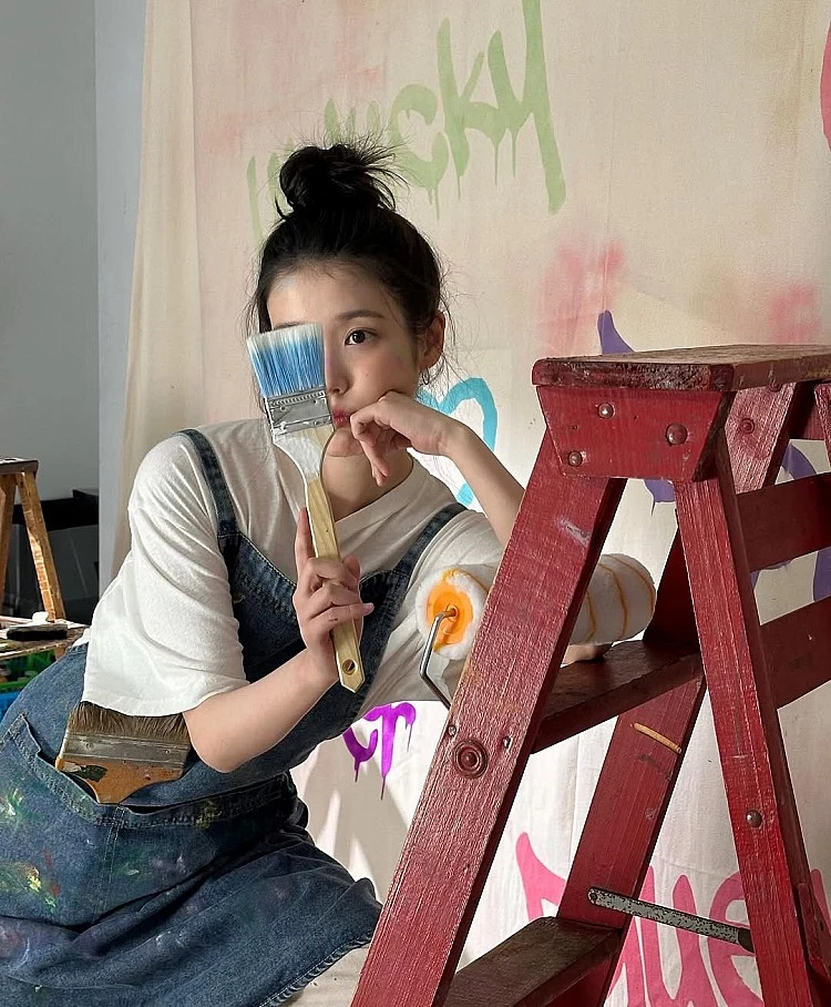 在MMA領獎台上，IU特別把話送給每一位正在努力生活的人。她知道現代人習慣逼自己達到標準、追趕別人的速度，而忘了真正該被體貼的是自己。