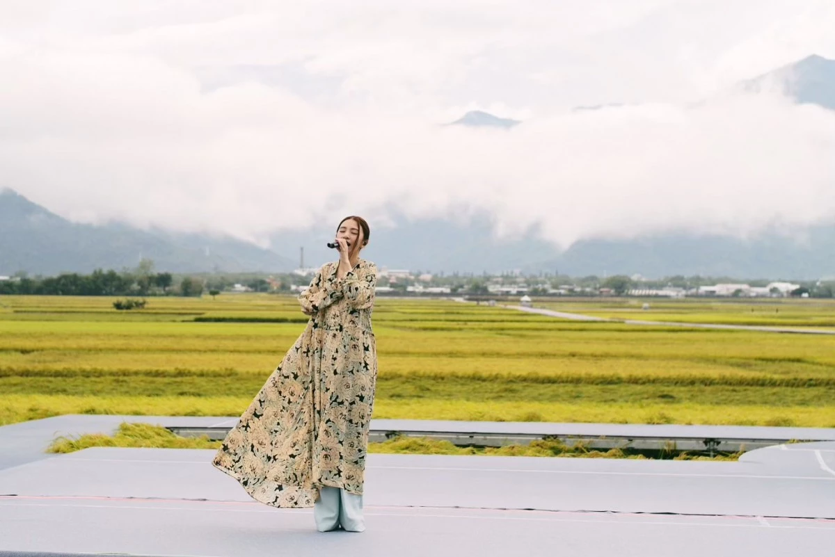 田馥甄Hebe減齡穿搭2:碎花洋裝+灰色寬褲|疊穿營造文藝感
