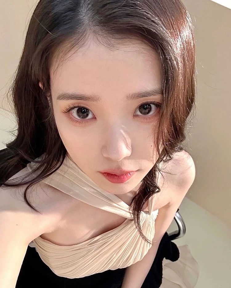 IU將自己的音樂與舞台視為「休息的地方」。她知道真正重要的不是華麗，而是陪伴，這句話也能呈現她對創作的態度：真誠、溫暖、願意承接人心。