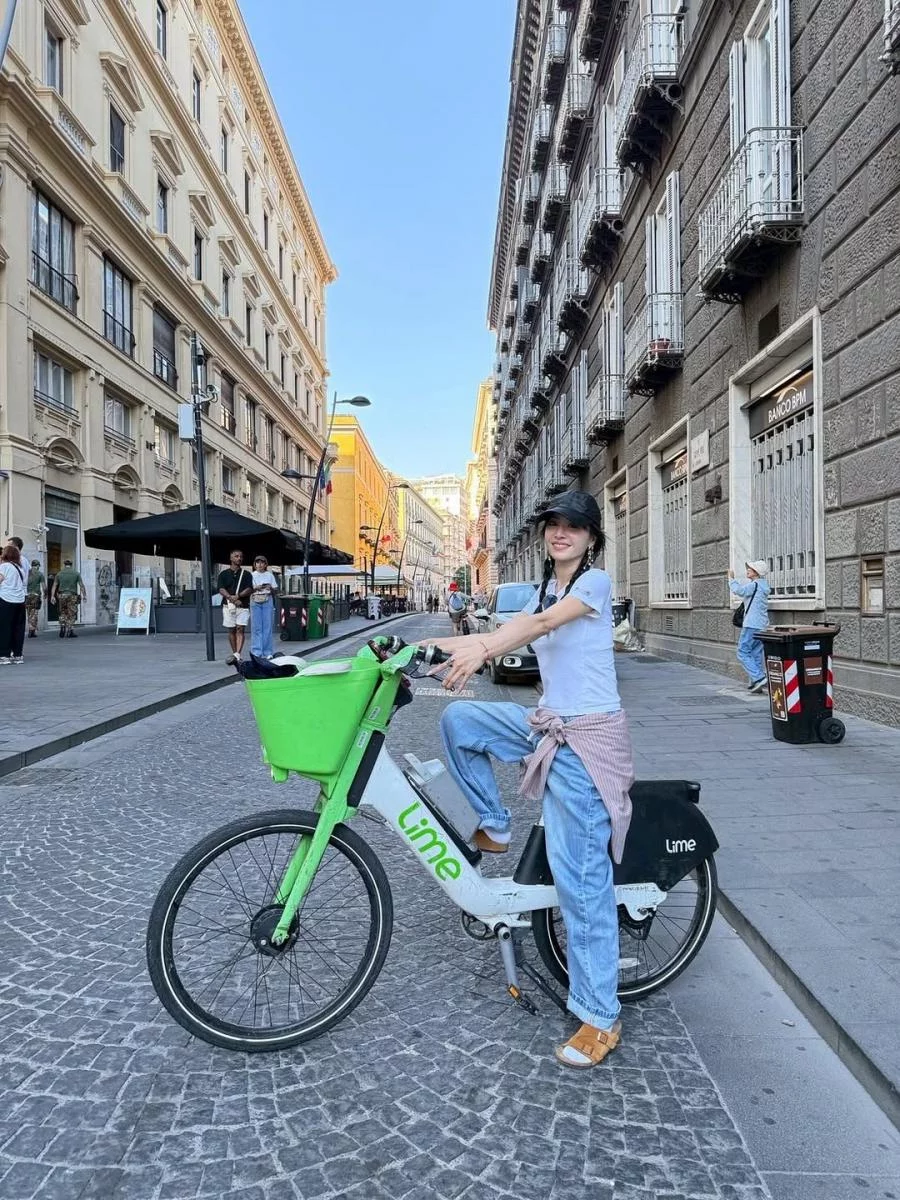 丹寧單品向來是街頭風的靈魂，而蔡依林的穿法重點在於「乾淨」。簡單白T搭配淺色水洗丹寧褲，線條俐落、不多餘；再將粉色條紋襯衫隨性繫在腰間，不只拉出視覺重心，也為整體增加一點街頭感的節奏變化。棒球帽則成為造型裡最年輕的符號，為整體增添一點輕快氛圍。她沒有堆疊過多配件，而是把重心放在剪裁與比例上，讓整體看起來像是隨意穿出門，卻處處是細節。這樣的搭配特別適合日常移動、城市漫步，不追求強烈風格感，卻非常耐看，也最能體現街頭風「自然就是時髦」的核心精神。