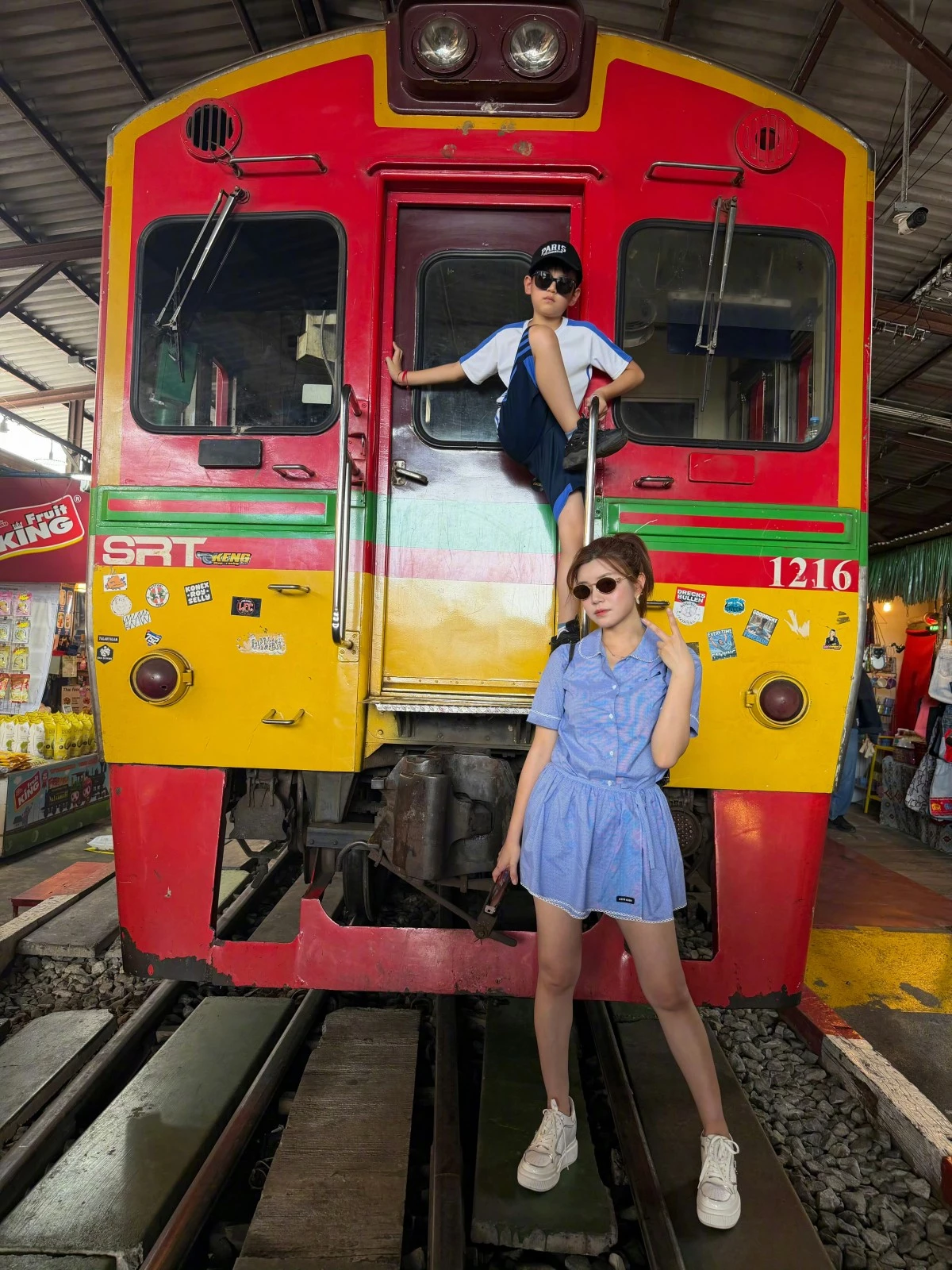 在泰國老式火車車廂前,陳妍希與兒子的合照曝光,她身穿藍色格紋娃娃領排釦洋裝,領口與下擺綴有蕾絲滾邊,泡泡袖設計增添甜美感,是很經典的「減齡」單品公式。腳上搭配的白色厚底餅乾鞋是關鍵!比起涼鞋或平底鞋,厚實的鞋底直接把視覺重心往下拉,讓短版洋裝的下身比例被拉得更修長,即便是帶著孩子出遊的日常穿搭,也完全不顯疲態,反而多了幾分俏皮少女感。