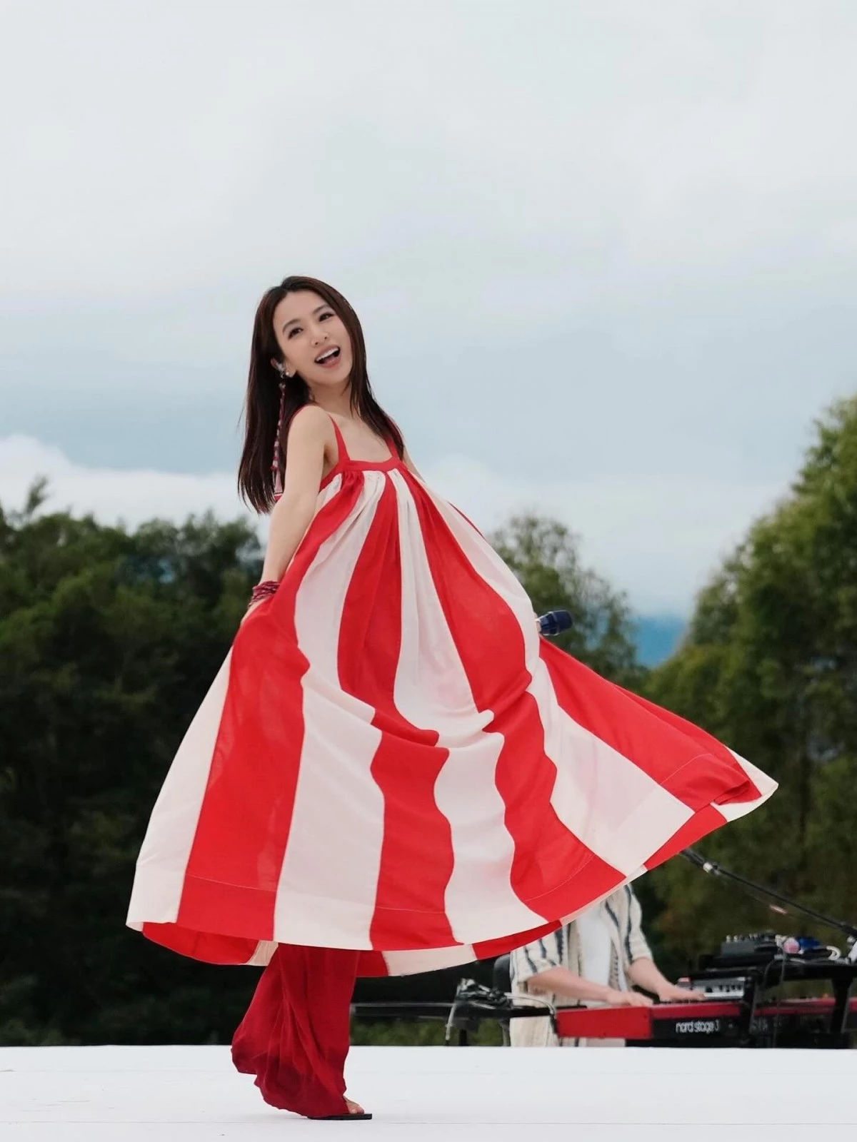 田馥甄Hebe減齡穿搭4:背心裙+紅色寬褲|同色修飾比例