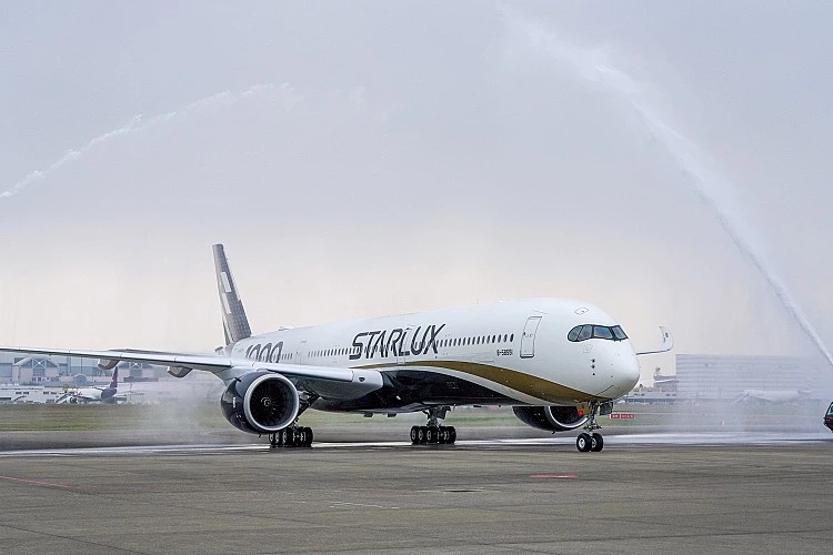 桃園國際機場準備水門禮迎接台灣第一架A350-1000廣體客機。