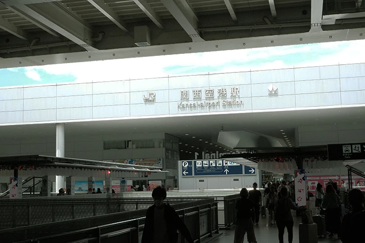 關西機場發生罕見安檢突發事件。因管制區內一間店舖通報美工刀遺失,機場基於飛安考量,緊急要求所有已通過安檢的旅客全面退回,重新接受完整安檢。