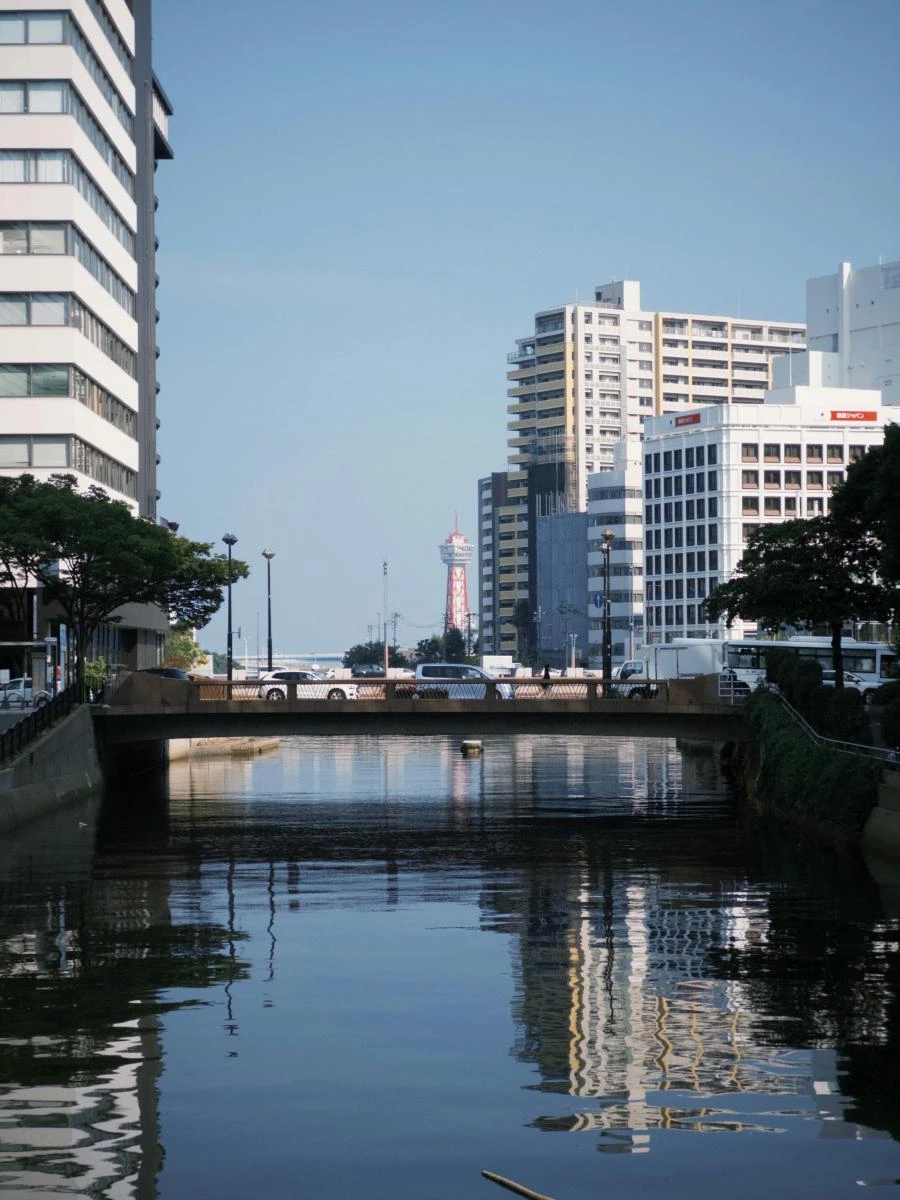 相較東京、大阪的高度擁擠，福岡展現出更剛好的節奏感：飛行時間短、航班密集，適合不想請假的跨年快閃
