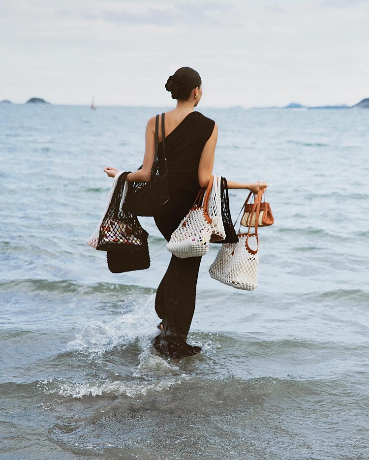 泰國小眾包包品牌Chato Studio，在時尚圈絕對是人氣代表，不只深受當地年輕族群喜愛，更是許多明星如Freen Sarocha與Thanaerng Kanyawee的私服愛牌。品牌設計走的是極簡卻經典的風格，線條俐落、不過度裝飾，卻能展現高級感，特別適合想要一款「日常能背、正式場合也不失禮」的通勤女孩。