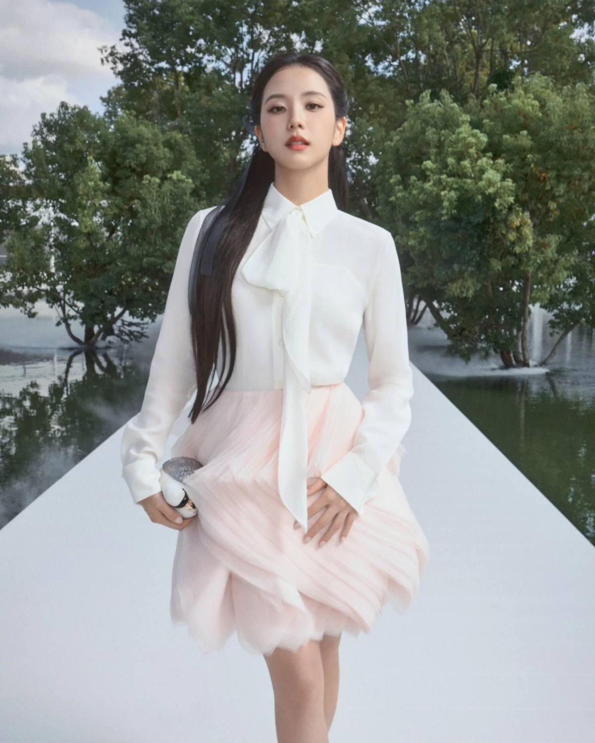 Jisoo時裝秀「粉紅煙燻妝」高級有氣質