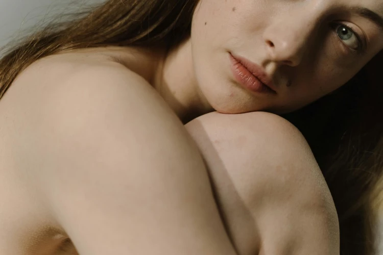 下巴尖細、臉頰微凹且瘦削的女性,代表著有主見、有自信。