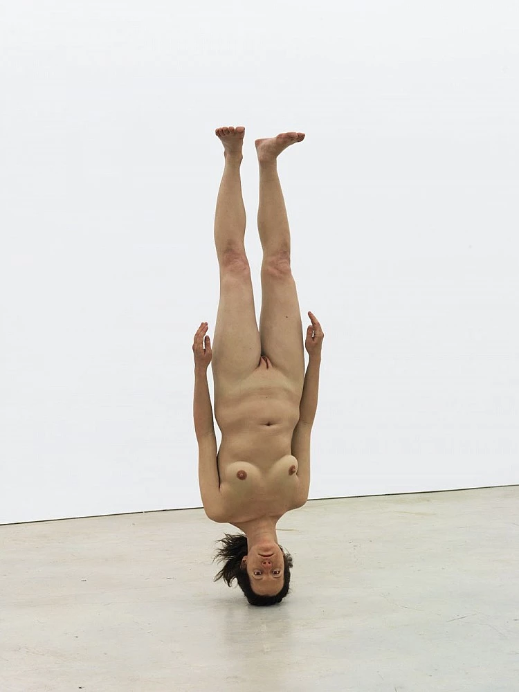 這回，托尼首度來台，攜手毓繡美術館策展《佈局》（Arrangements），將於 8 月 9 日揭開序幕，一口氣帶來 28 件雕塑與繪畫作品，他以「顛覆式」的空間編排和極具挑釁的創作語彙，邀請觀者走入一場荒謬的觀看旅程。