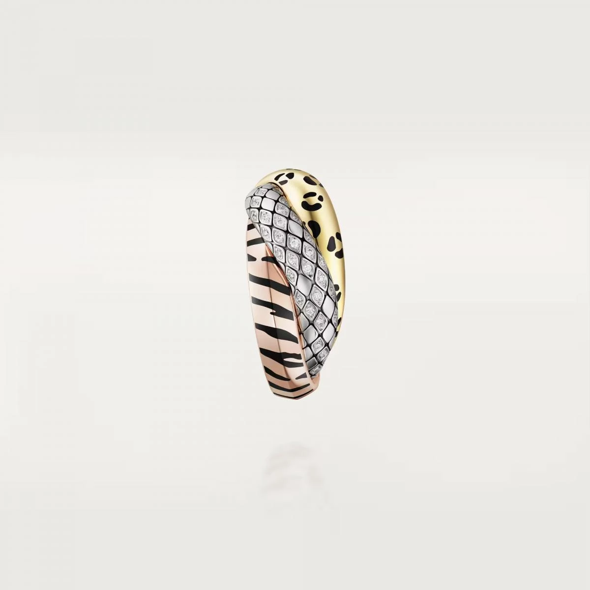 自1924年誕生以來,Cartier 的 Trinity 系列便象徵「愛、友情與忠誠」的三重寓意,以18K白金、黃金與玫瑰金交錯構築出經典的三環結構,成為珠寶史上的永恆符號。而2025年的 Trinity 卻迎來一場令人驚豔的「變形記」——就像卡夫卡筆下的主角般,在熟悉的形體裡完成了野性的覺醒。這款單邊耳夾在原有的純粹結構上融入動物王國的靈感:豹紋、虎紋與蛇鱗紋以黑色真漆手工描繪於三色金之上,將經典優雅轉化為極具張力的時尚宣言。這枚耳夾不僅延續了此系列的永恆精神,更以野性與精緻共存的姿態,詮釋當代女性在柔與剛之間的完美平衡。