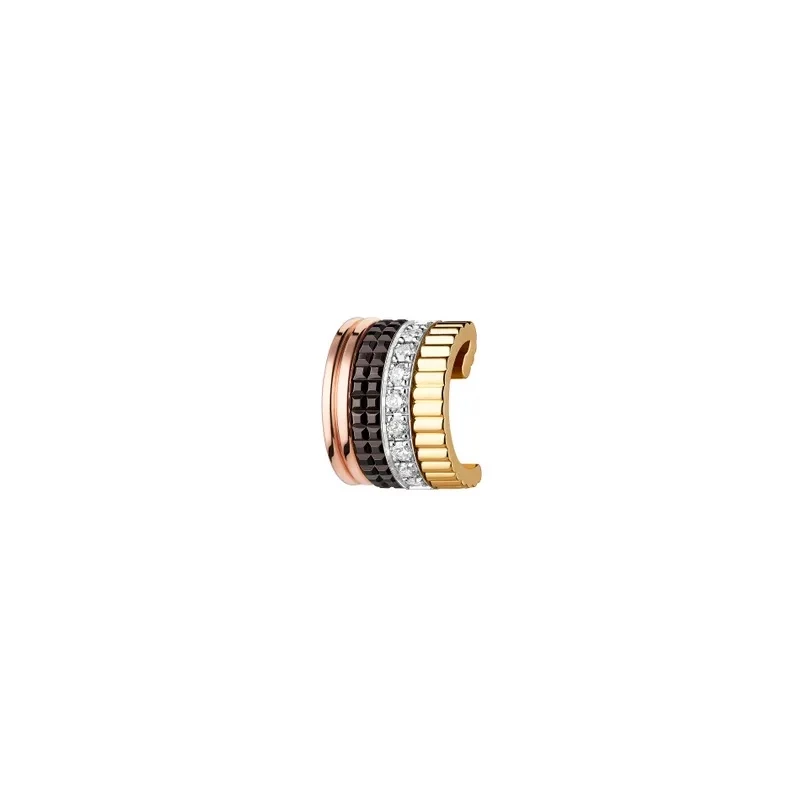 Boucheron 的 Quatre 系列向來以結構美聞名,這款耳骨夾將品牌四大經典元素——羅緞直線刻紋(Grosgrain)、鑽石圈(Diamond Line)、巴黎飾紋(Clou de Paris)與雙圈同心圓(Double Godron)層層交織,形成充滿建築結構的美感。18K黃金、白金與玫瑰金之間的節奏對話,像是巴黎屋頂的光影遊戲,剛柔並濟。佩戴時既有份量感又不失靈動氣息,無論搭配白襯衫或皮外套,都能展現「巴黎式的冷靜自信」。