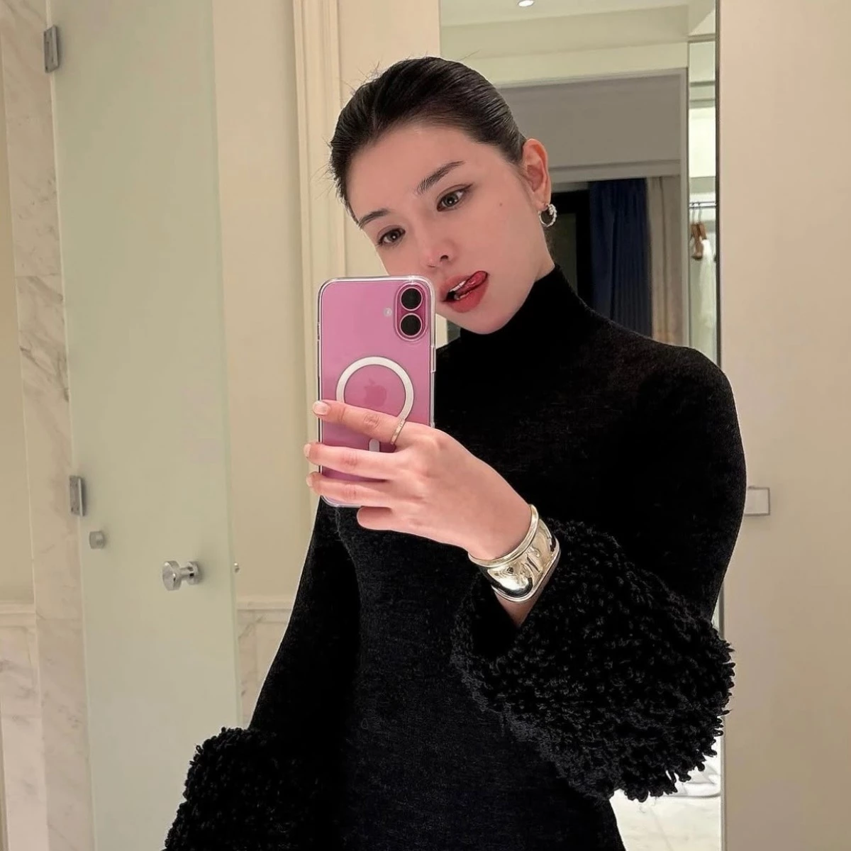 李毓芬早期以模特兒及廣告演出受到關注,之後跨足戲劇與歌唱領域,並曾與宋米秦、郭雪芙組成女子團體 Dream Girls,持續在娛樂圈累積知名度,近年她將發展方向轉向國際市場,以 Tia Lee 名義重新經營個人音樂品牌,作品在造型、影像與時尚概念上強調女性自主形象,相較許多藝人以音樂或戲劇曝光為主,李毓芬的 Instagram 更偏向時尚、造型企劃與精品合作,也累積不少海外粉絲,目前共累積 846 萬追蹤者。