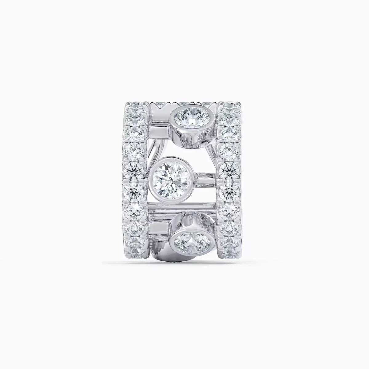 以拂曉的露珠為靈感,De Beers 以18K白金打造這款 Dewdrop 耳骨夾。圓潤的鑽石排列如晨光滑落葉面,象徵希望與新生。夾扣式設計讓它能固定於耳廓任意位置,自由玩味層次。每顆鑽石皆來自 De Beers 經道德採購的來源,手工鑲嵌的細節近乎完美。它是一種低調的奢華,屬於懂得用細節說話的女人。