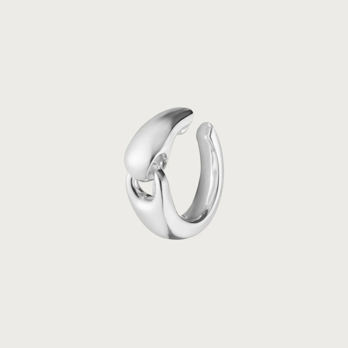 以雕塑般線條聞名的丹麥品牌 Georg Jensen,這款 Reflect 耳骨夾以純銀打造,靈感來自鏈節的流動感。柔順的弧線緊貼耳骨,閃爍著冷調銀光,為任何造型增添一絲不經意的酷。設計師 Jacqueline Rabun 將北歐極簡與力量感融合,讓它不僅是飾品,更像一個性格符號。不到五千元新台幣的價格,是入門精品中最值得投資的一款,小資女孩也能輕鬆入手。