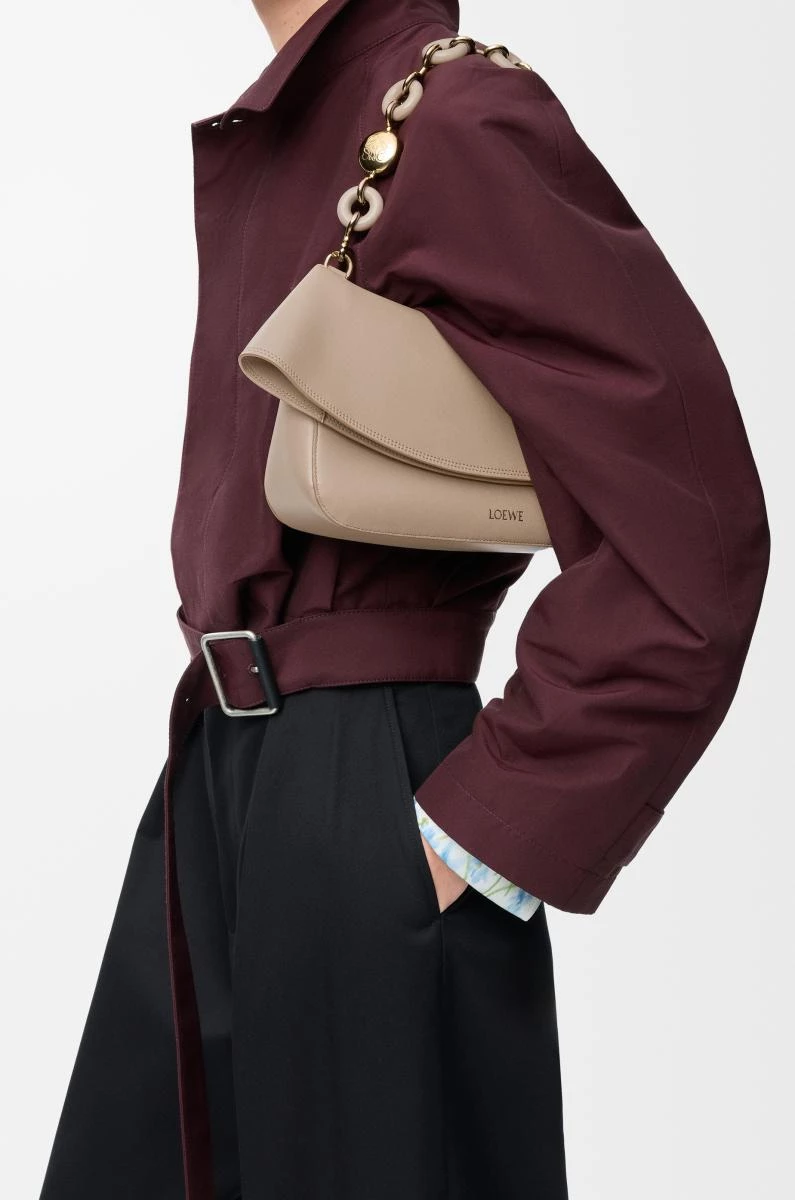 Loewe 的包款總能在實用性極高的前提下創造驚喜！這款名為「Ola」的包款，其弧形包蓋便是一大焦點！呼應包款命名「Ola」，其靈感源自西班牙語「海浪」