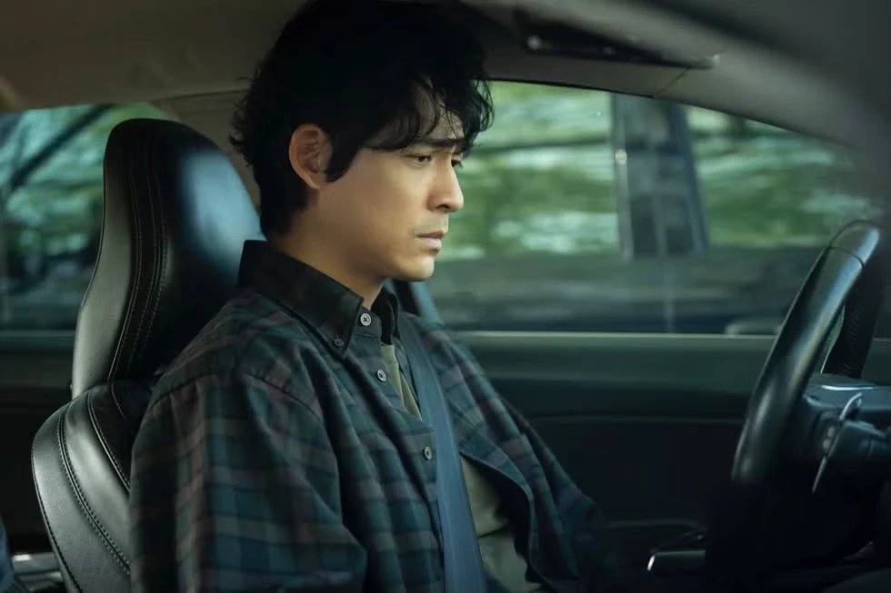 這次周渝民在《我們與惡的距離 II》中飾演精神科醫師「馬亦森」，原本擁有幸福家庭，卻因一場隨機縱火案痛失愛子，人生瞬間崩塌，最讓人難過的是，他明明是幫助別人走出心理困境的醫師，卻無法輕易治癒自己的創傷。周渝民透過壓抑的眼神、沉默與情緒爆發，呈現父親面對巨大失落的無力感，也讓他時隔 13 年再次角逐金鐘視帝。