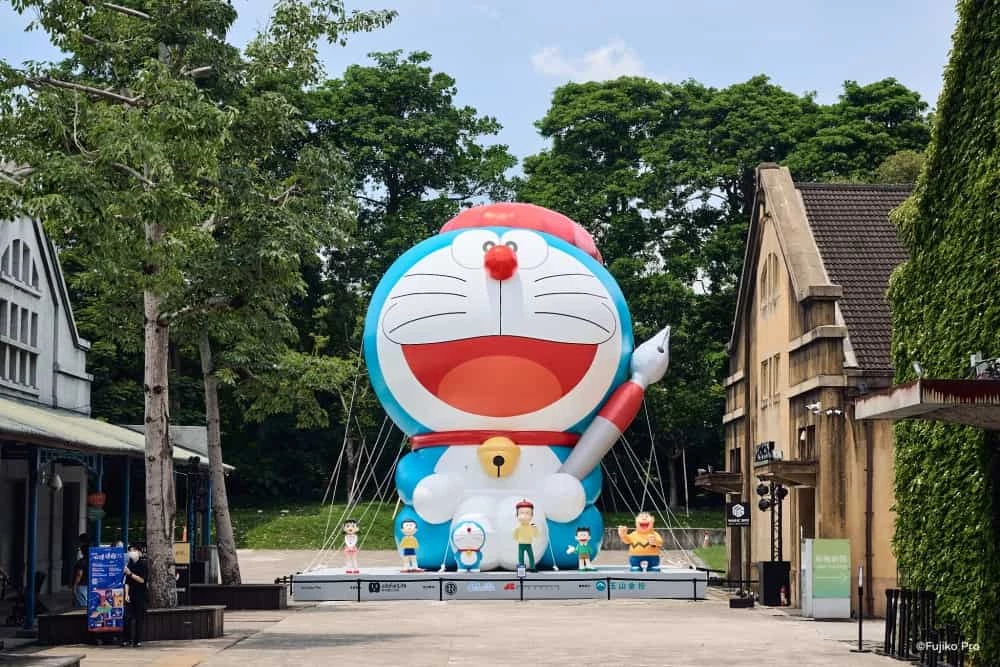 本次高雄展最吸睛的焦點，莫過於矗立在科工館渾天儀廣場的 12 公尺巨型充氣哆啦A夢！