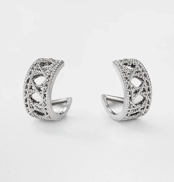 「My Dior」透過一系列珍貴細膩的珠寶作品，重新詮釋品牌的經典風格。其標誌性的設計靈感源自品牌經典的Cannage籐格紋，以交纏金線細緻演繹，如同將天然稻穗巧妙編織成精工織網，呈現出柔美卻充滿立體感的紋理。