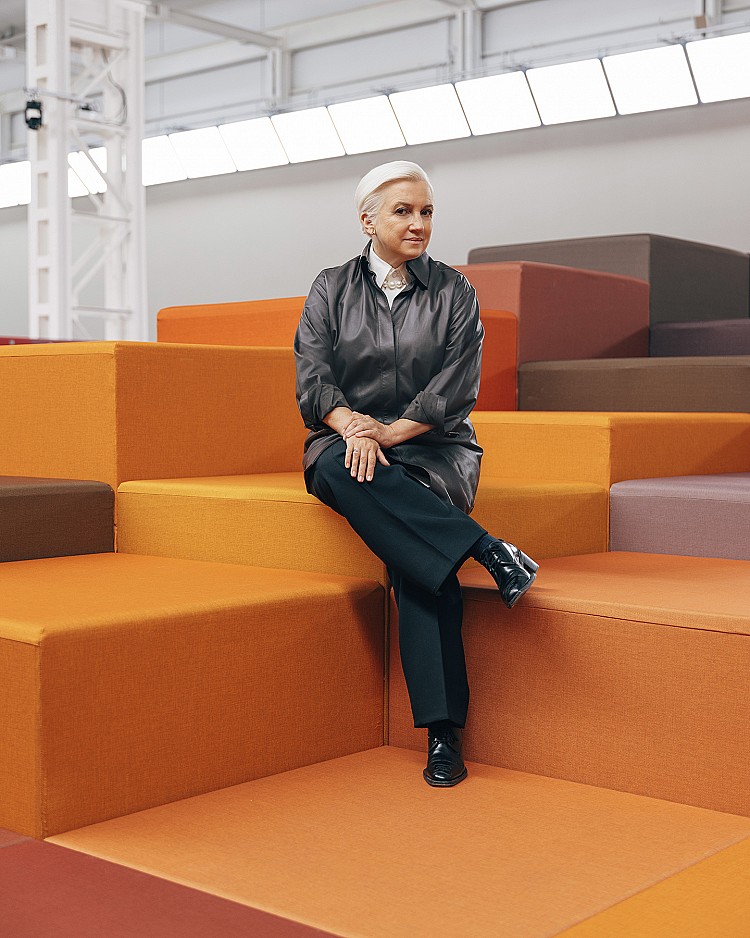 Fendi再迎人事巨變！Silvia Venturini Fendi確認卸下創意總監一職，轉任品牌榮譽總裁，繼Kim Jones去年10月離任後的又一場高層變動。