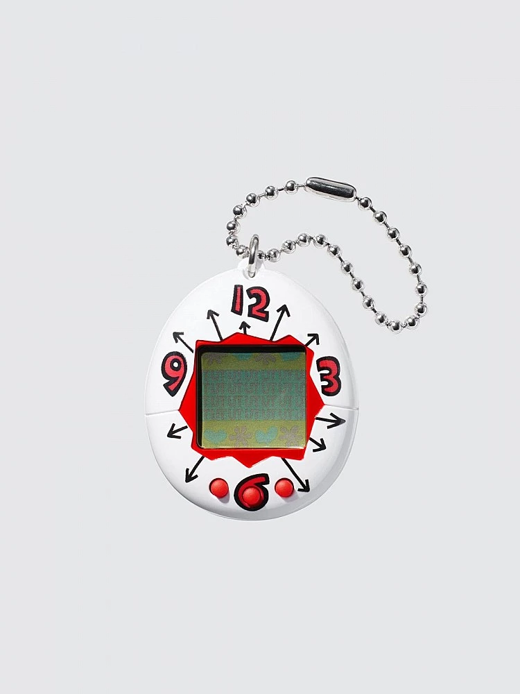 誕生於1996年的塔麻可吉，是由日本萬代（Bandai）推出的掌上型數位寵物遊戲。名稱結合「たまご（蛋）」與「watch（手錶）」，象徵可隨身攜帶的寵物夥伴。這款遊戲在全球熱賣超過1億台，更曾拯救萬代於經營低潮，成為90年代最具代表性的玩具之一，如今隨著Y2K復古風盛行，塔麻可吉再度翻紅，連韓國女團aespa成員都在社群曬出收藏，引發新世代年輕族群搶玩。