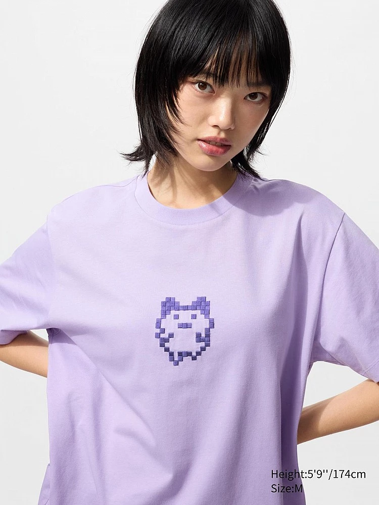 為慶祝塔麻可吉誕生30週年，Uniqlo以像素美學為靈感，推出多款UT T-shirt，上頭印滿熟悉的遊戲畫面與角色養成過程。最令人驚喜的是，Uniqlo同步推出聯名限定版電子雞主機，以品牌經典紅白配色結合塗鴉風指針設計，極具收藏價值。