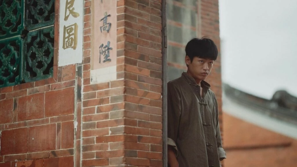 這次謝章穎在《零日攻擊》單元〈蛇仔〉中飾演「吳凱睿」，是名背負債務、努力想讓懷孕女友過上好日子的小混混，卻因現實接連受挫，逐漸被金錢、認同感與政治勢力吸引，最終走向難以回頭的道路。謝章穎將角色從善良、無助到憤怒失控的轉變詮釋得相當鮮明，甚至為戲挑戰大尺度裸露場面，最終終於憑實力首度入圍金鐘戲劇男主角獎。