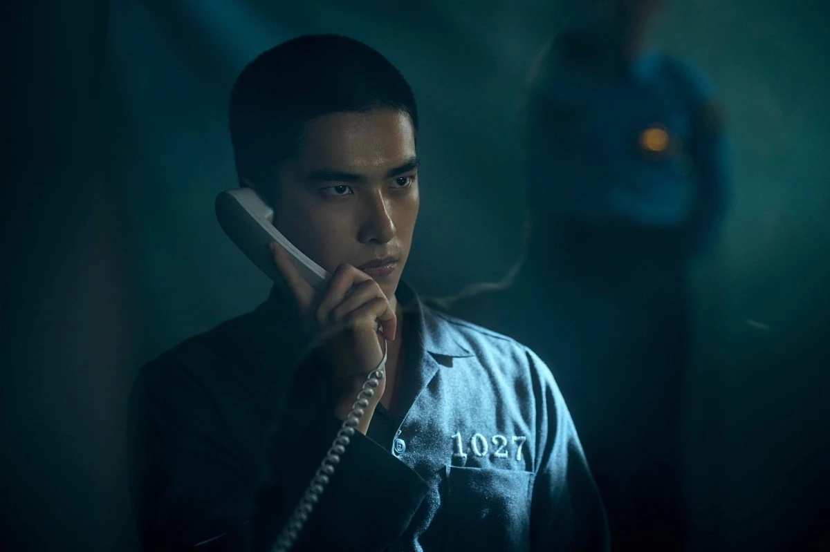 這次曾敬驊在 Netflix 影集《如果我不曾見過太陽》中飾演「李壬曜」，是名自首認罪的連續殺人犯。但是隨著故事推進，觀眾逐漸發現他曾長期承受家庭暴力、校園霸凌與失去摯愛的痛苦。曾敬驊不只需要呈現殺人犯冷漠、危險的一面，更必須回到少年時期演出純真與脆弱，這種強烈反差也成為他這次角逐金鐘視帝的最大優勢。