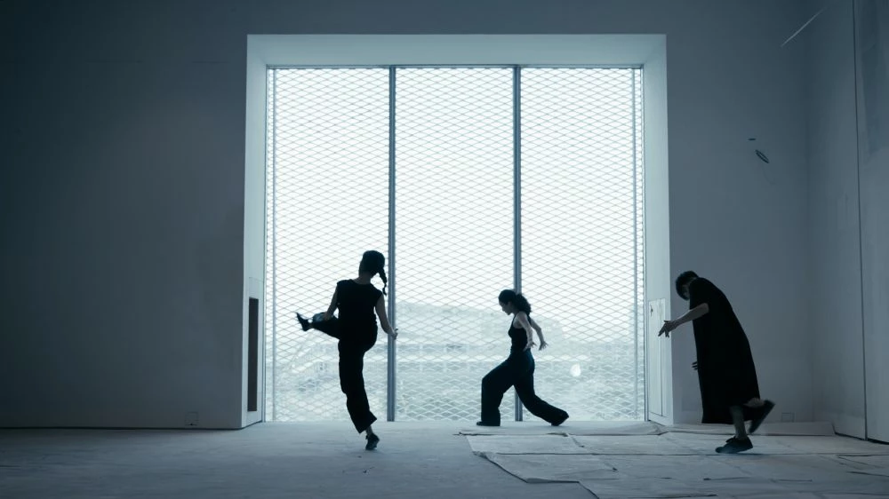《萬物的邀約》由台中美術館策展團隊,攜手台灣策展人周伶芝、美國策展人艾蕾娜·克萊爾·費爾德曼(Alaina Claire Feldman),以及羅馬尼亞策展人安卡·繆雷·金(Anca Mihuleţ-Kim)。在溝通與籌備上,花了很長一段時間。