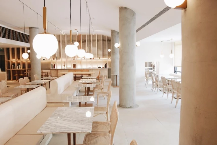 位於高雄市立美術館一樓的 三秌茶屋,「茶屋空間延續美術館清朗的設計語彙,融合木質調與日式簡約風格,營造出靜謐雅致的氛圍。