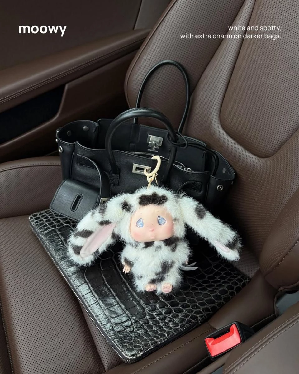 韓國服裝品牌 Glowny,在近日推出一款名為 Lony 的娃娃,如兔子般可愛的造型,在韓國女孩間掀起熱議!