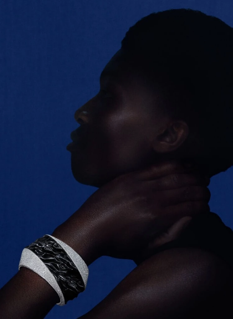 黑曜石的深邃質感,如同 INTJ 縝密的謀略與不容干擾的專注力。