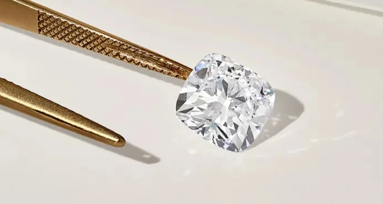 枕形鑽石（Cushion Cut Diamond）之所以得名，是因為其形狀像傳統的「小枕頭（cushion）」：四角略圓、外觀方中帶圓，線條柔和。