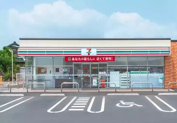 日本超商7-Eleven與行李寄存平台ecbo cloak合作，讓部分門市升級成「臨時行李寄放點」
