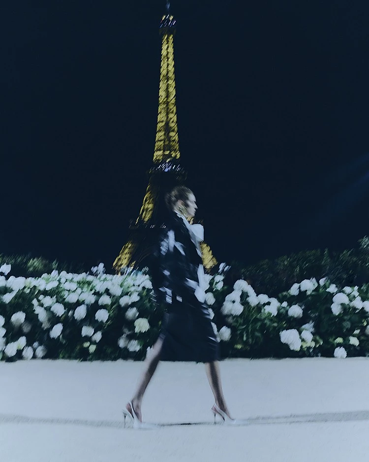 曾任Versus Versace 創意總監,自2016 年接任Saint Laurent 創意總監,剪裁犀利精準,風格強勢而性感,是聖羅蘭先生的最佳傳人。已掌管品牌近十年的時間。他以性感且充滿女性力量的風格,為品牌形塑強烈的識別度。