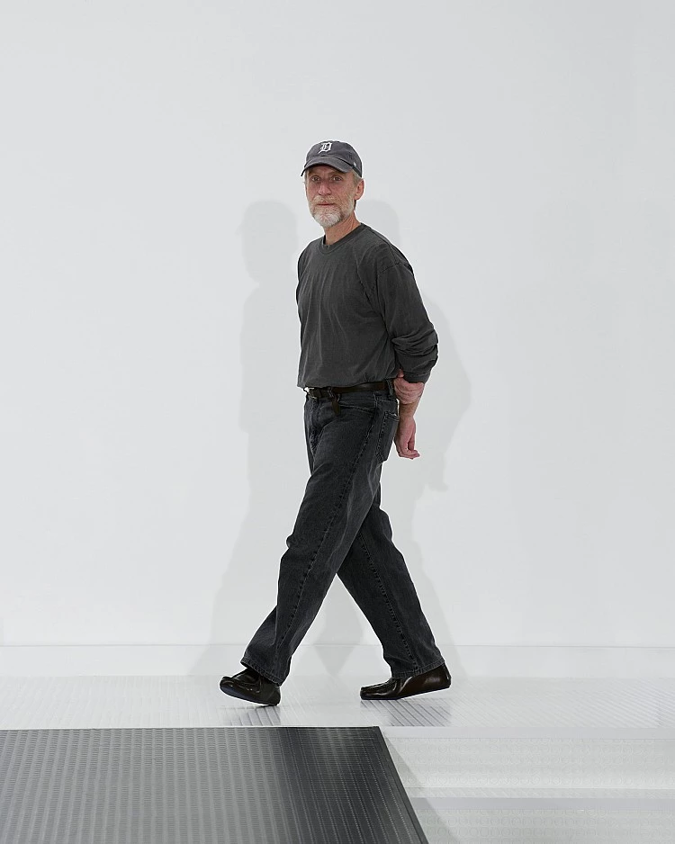 名字|Simone Bellotti 年紀|46 歲 職位|現任Jil Sander 創意總監 經歷|出生於義大利朱薩諾,畢業於義大利卡羅設計服裝學院。
