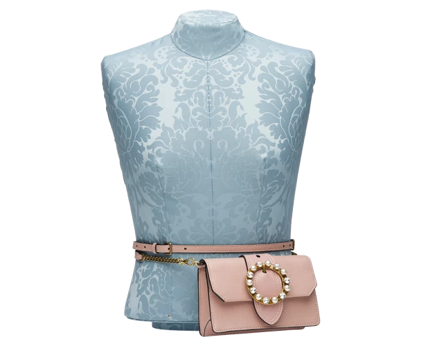 Miu Miu Club 經典銀色腰包，價格未定。