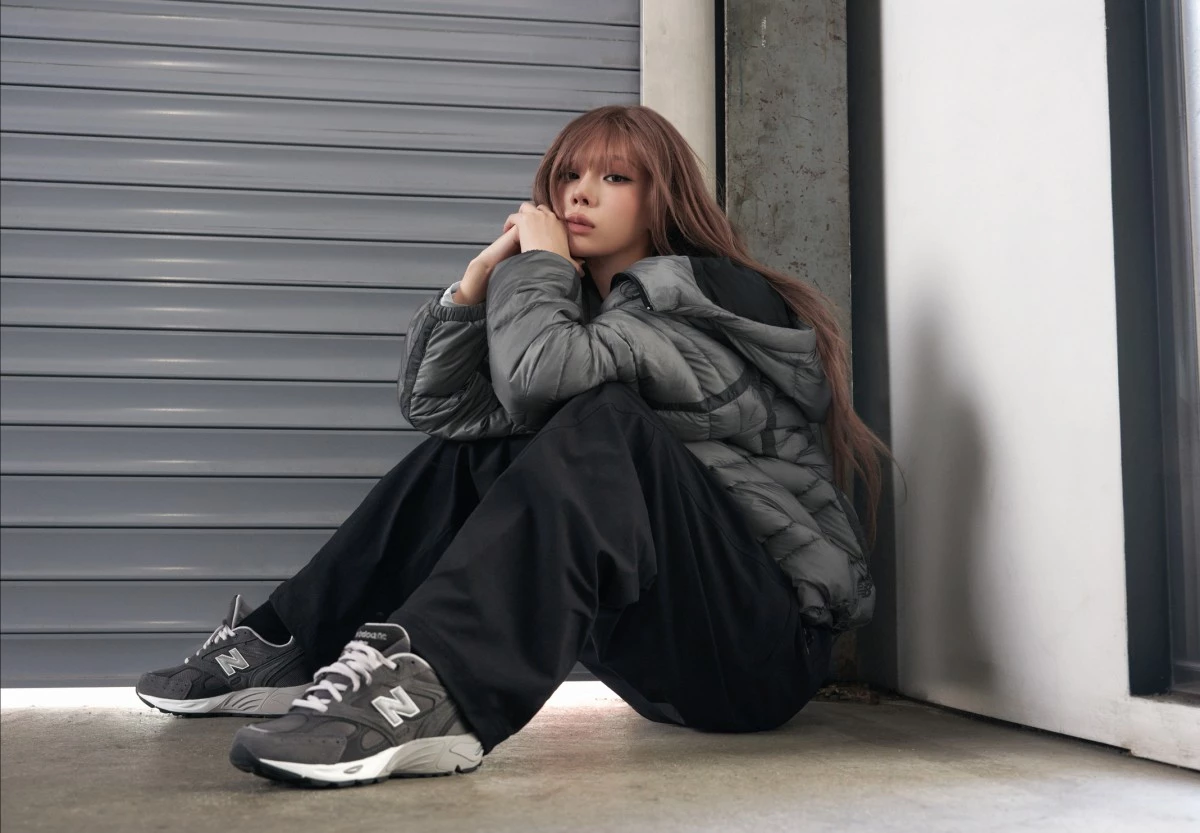 除了 ABZORB 983,Winter 也穿上 New Balance 1890 以及 880R 等鞋款,透過各具特色的設計輪廓,Winter 以自然不造作的個人魅力,為不同鞋型注入獨特風格。從對音樂與舞台的熱愛出發,Winter 不斷突破自我、走出屬於自己的道路,這份堅定而獨立的態度,正好與 New Balance 長年秉持的忠於熱愛、無畏挑戰的精神相互呼應,未來雙方也將持續探索運動、音樂與時尚文化的更多可能,激盪出令人期待的精彩火花。