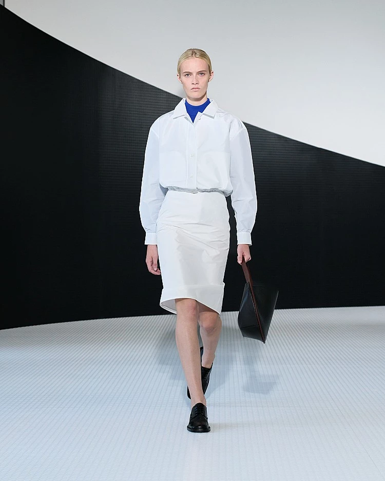 雖然名聲與討論度遠不如Chanel、Celine 與Dior 等一線品牌新任設計師，但這一季Jil Sander 大秀發表後，如利刃般的簡潔有力，評論家認為這是最接近創辦人Jil Sander 高峰時期的一次，媒體對於精湛表現投以高度好評！
