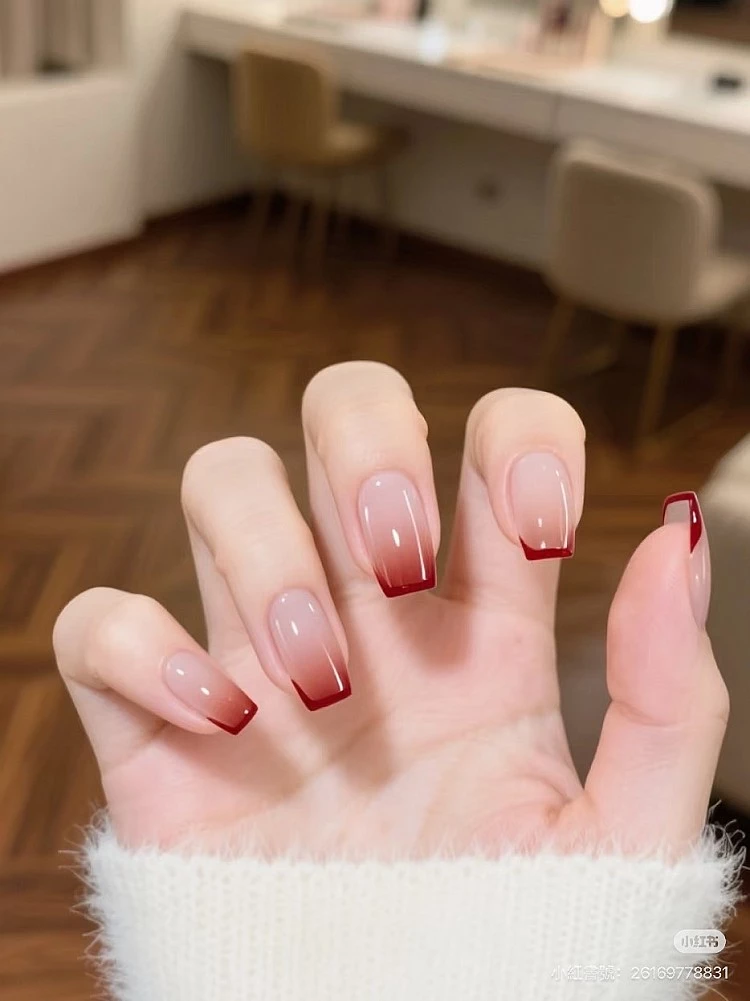 紅色法式光療美甲推薦12:低調漸層