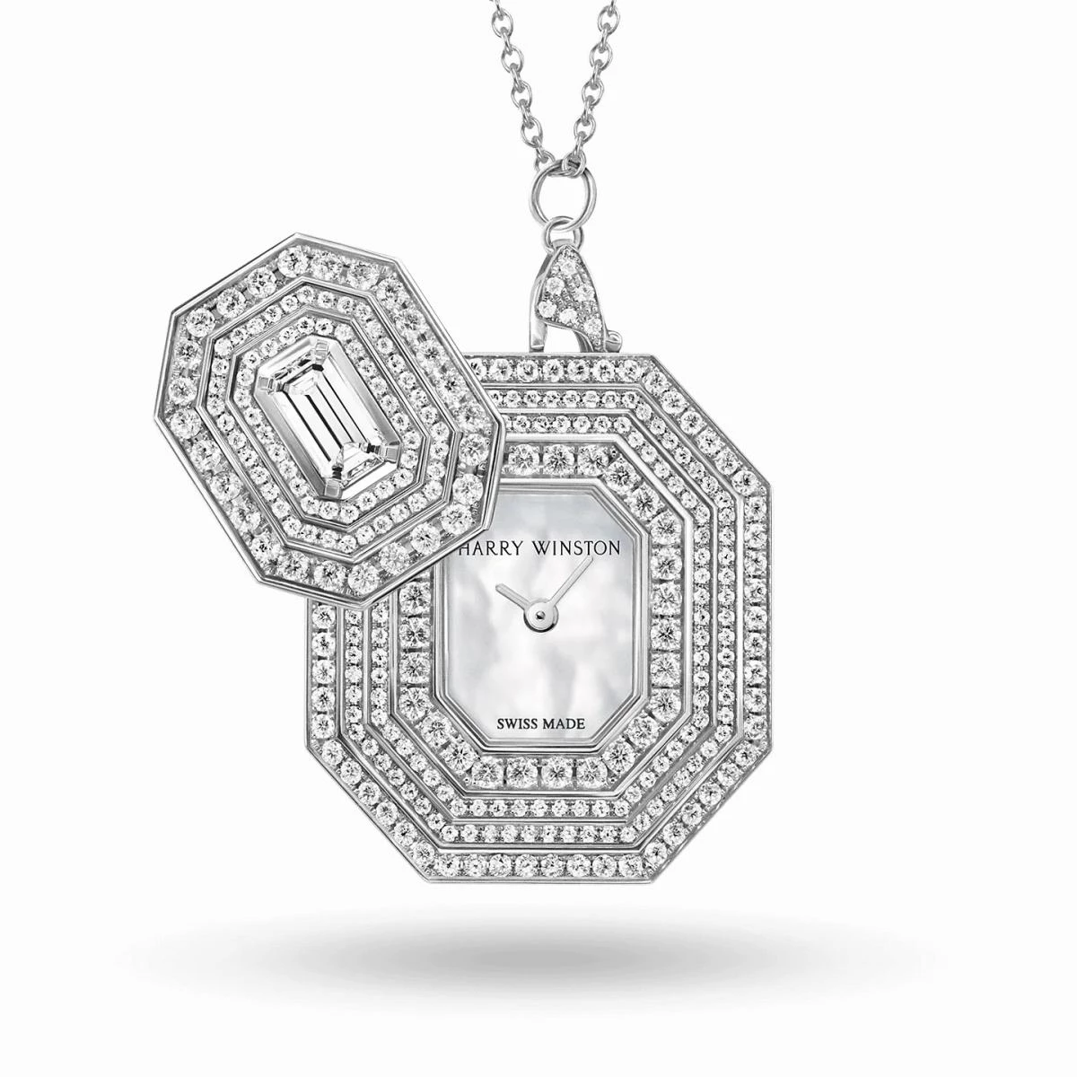 如果說珠寶是光影的雕塑,那麼 Harry Winston 的 Emerald Signature 就是一首由鑽石譜寫的樂曲。以創辦人最鍾愛的祖母綠切工為靈感,這款時計鑲嵌了多達302顆鑽石,中央更點綴一顆祖母綠型切割美鑽,光芒彷彿凝聚夜空繁星。