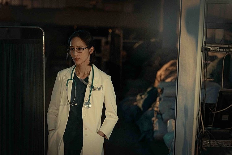 戲劇女神張鈞甯出道至今也演紅不少代表作,這次在《化外之醫》中則飾演威大醫院神經外科醫師鄭琬平,表面上強勢冷靜,實則背負母親角色的責任、腦癱兒子的愧疚、因醫療違規失去監護權...等多重壓力,可以說是挑戰性十足的角色。