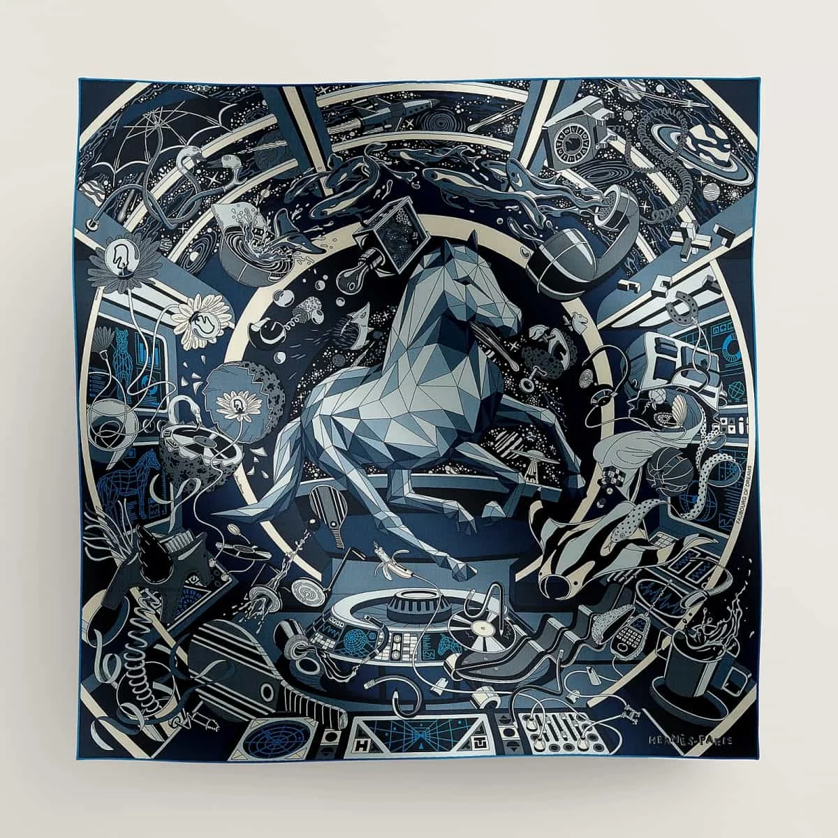 這款腕錶的靈感來自愛馬仕經典絲巾《Faubourg of Dreams》。倫敦插畫家 Stuart Patience 將日常物件化作漂浮於失重空間的奇幻符號:咖啡杯傾倒、耳機漂浮、電話聽筒與馬蹄鐵懸於空中。