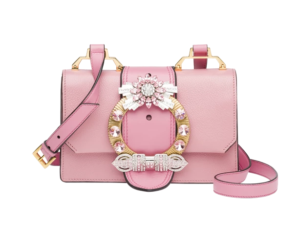 Miu Lady 水晶扣環山羊皮肩背包，68,000元。