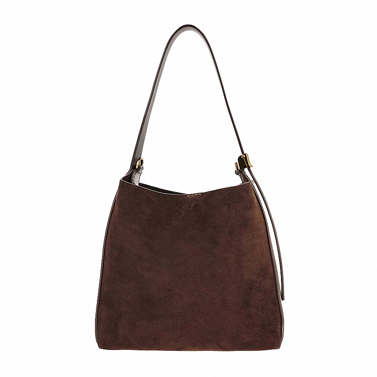 經典流浪包預計在8月底開賣,換上秋冬氛圍十足的深棕麂皮材質,柔軟大容量設計輕鬆收納日常與旅行必需品,加上慵懶藍襯衫、牛仔短褲的機場穿搭,迅速在社群上引爆話題!