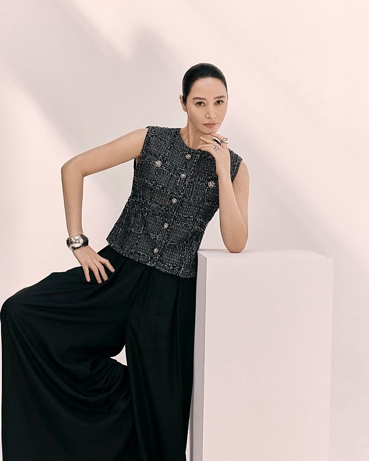金憓秀身穿無袖背心，有著織紋細節的材質搭配金屬鈕釦低調卻不失精緻，下身選擇高腰寬褲，不靠誇張配件取勝，而是以簡潔、幹練的造型，是一套五顆星推薦的OL穿搭！