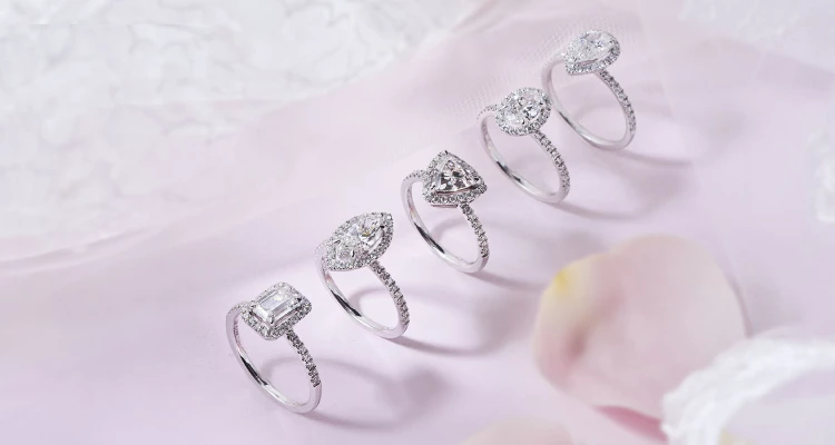 無論是被許多女性同胞奉為頂級婚戒天花板的Harry Winston、象徵夢想與浪漫的小藍盒Tiffany，再到設計華美的Cartier、皇室風範的Chaunet…以下是特別為待婚新人們精挑細選的7大枕形鑽戒款式清單，大家可以根據各自的預算、喜好與配戴風格作為入手參考。